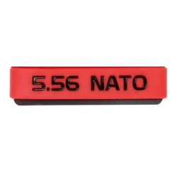 Gumový proužek na zásobník - 5.56 NATO  červený s černým písmem